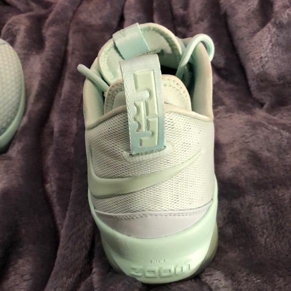 Lebron XIV low - Picture 2 of 5